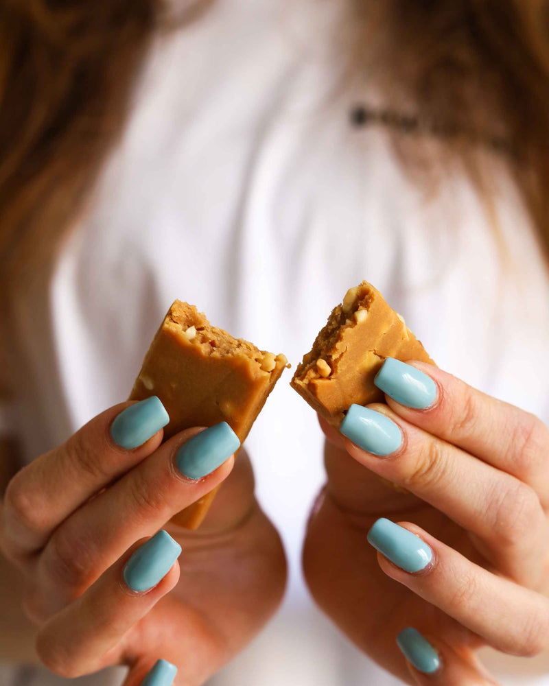 La consistenza morbida delle nuove barrette extra proteiche arachidi e caramello salato, il tuo nuovo snack preferito