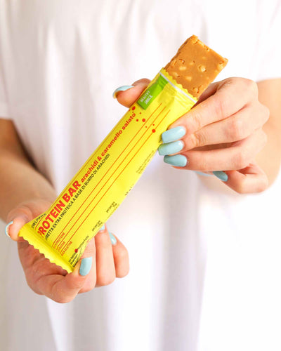 Le nuove barrette proteiche arachidi e caramello salato naturalmente senza glutine ideali come snack