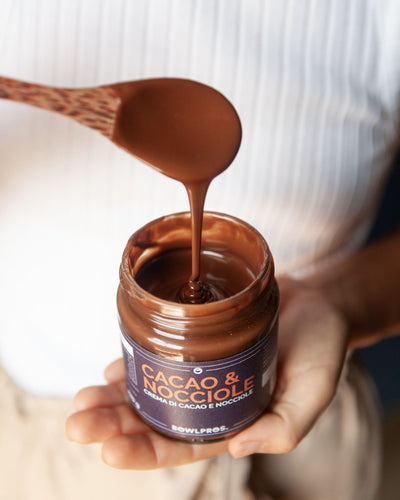 crema cacao e nocciole in mano 