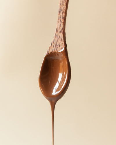 zoom su cucchiaio crema cacao e nocciole 