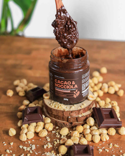 Gusto extracrunchy della nuova Crema Cacao e Nocciole fondente crunchy.