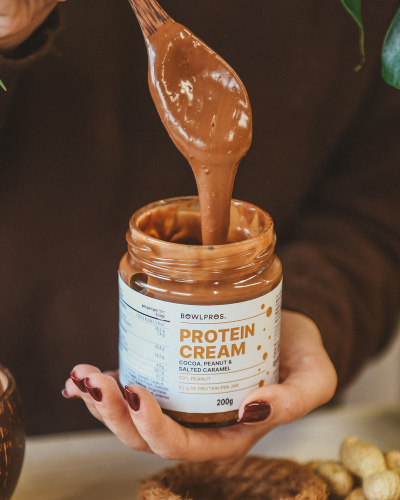Integra la tua dieta proteica con la Crema Cacao Arachidi e caramello salato con 52g di proteine per barattolo