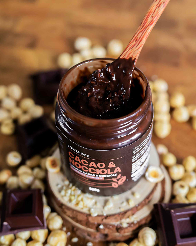 Nocciole tritate di prima qualità rendono la nuova Crema Cacao e Nocciole fondente crunchy irresistibile.